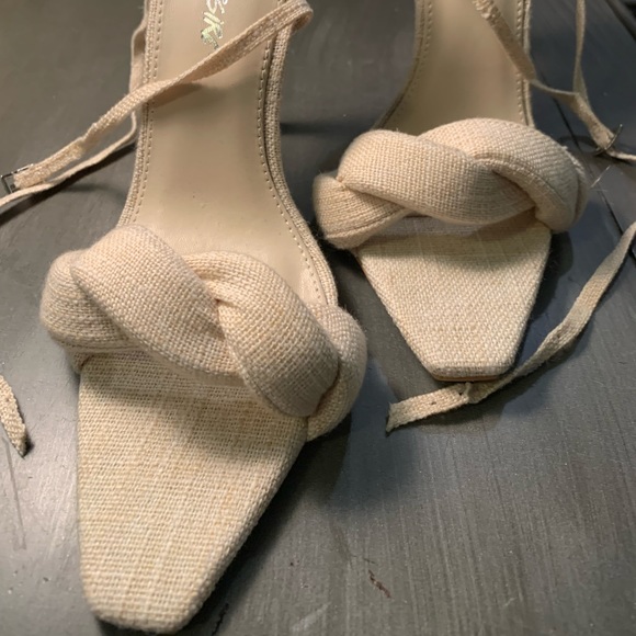 Gorgeous Showpo Public Desire cream linen heels size 5 - Picture 4 of 6